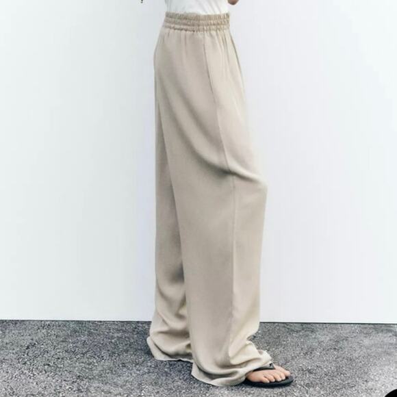 Zara Pants - High-waisted pants with elastic waistband. Side seam pockets. Wide leg.sz M